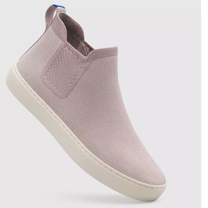 Like New Rothy’s Chelsea boot in discontinued color of lilac grey.